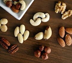 Pecans vs Walnuts Taste, Nutrition & Benefits