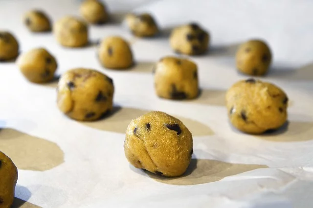 Can you put Wax Paper in Oven with cookies